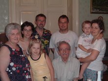 Nicolae Suciu, inconjurat de cei dragi la implinirea varstei de 75 ani, august 2008